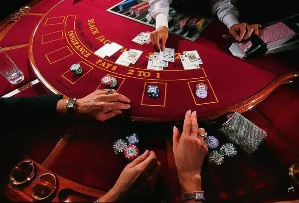 Tampilan live casino santogel dengan dealer langsung di layar smartphone